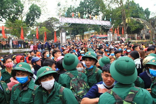Phó Bí thư Tỉnh ủy Đỗ Minh Tuấn dự lễ giao nhận quân tại huyện Ngọc Lặc