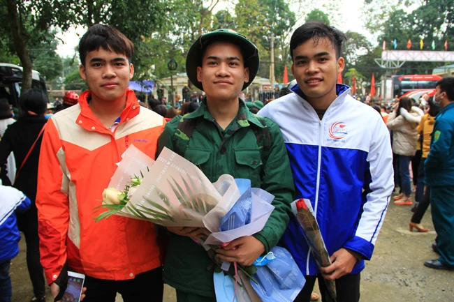 Phó Bí thư Tỉnh ủy Đỗ Minh Tuấn dự lễ giao nhận quân tại huyện Ngọc Lặc