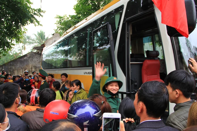 Phó Bí thư Tỉnh ủy Đỗ Minh Tuấn dự lễ giao nhận quân tại huyện Ngọc Lặc