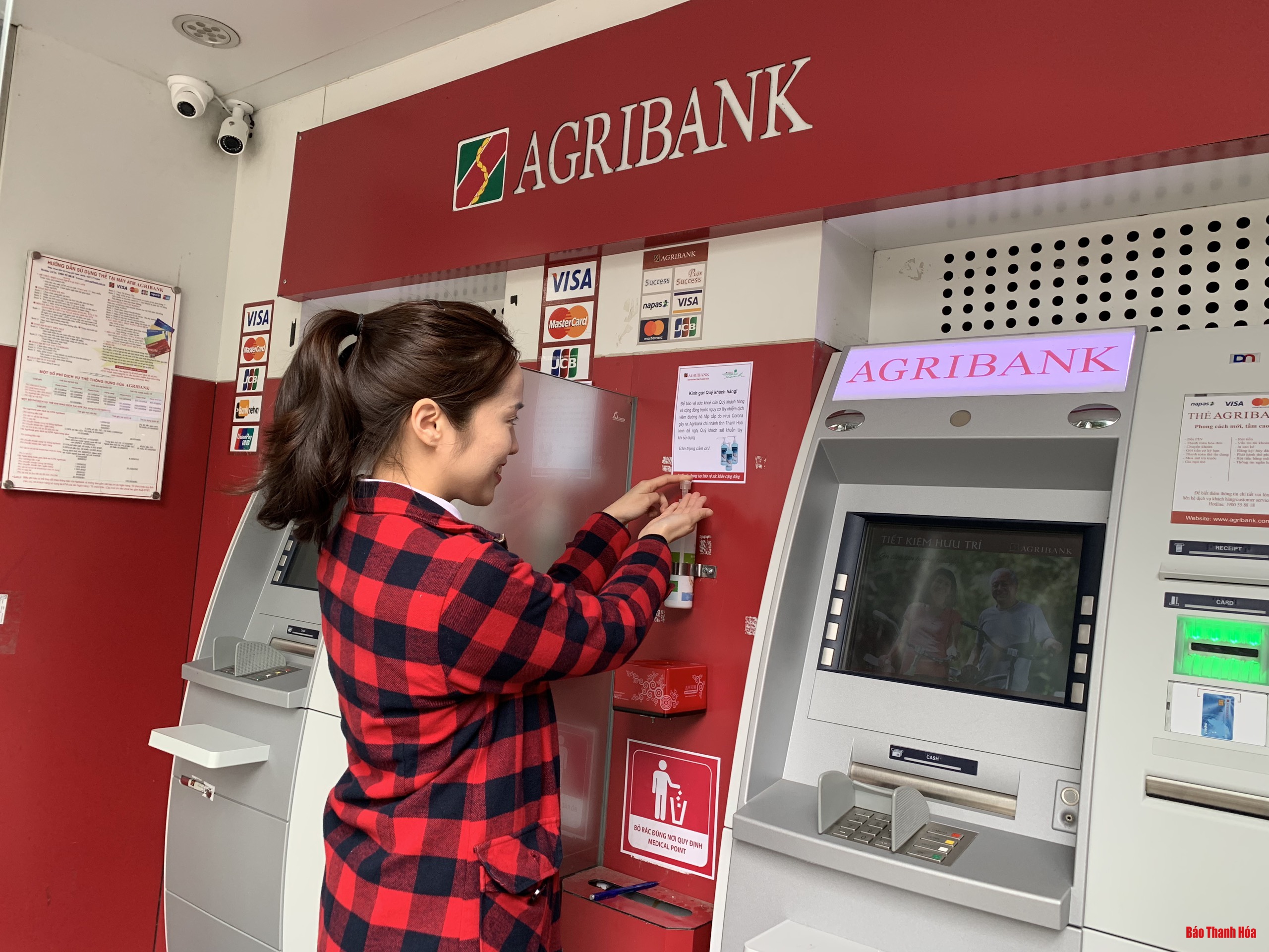 Agribank Thanh Hóa thực hiện sát khuẩn các máy ATM