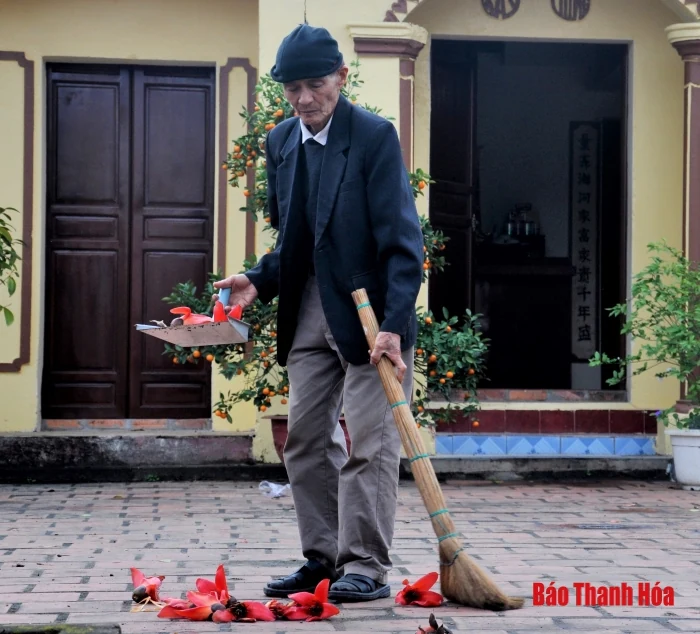 Hoa gạo nở đỏ rực trước sân đền hàng trăm năm tuổi ở Sầm Sơn