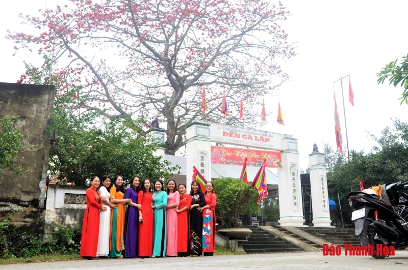 Hoa gạo nở đỏ rực trước sân đền hàng trăm năm tuổi ở Sầm Sơn