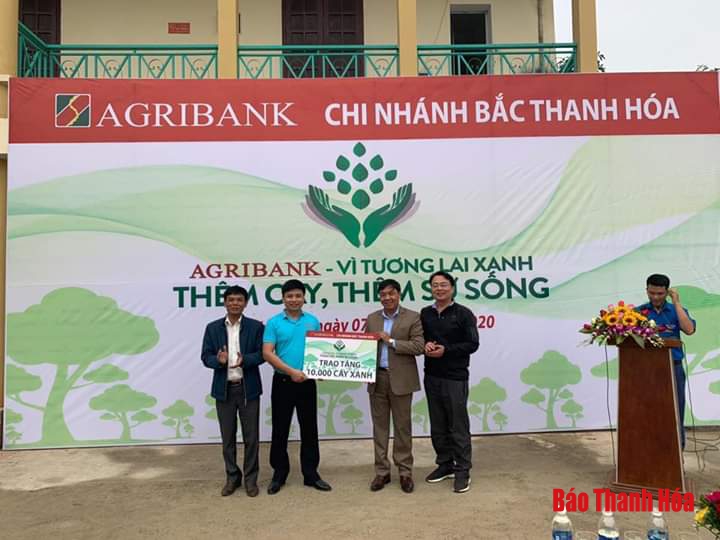 Agribank Bắc Thanh Hóa tặng 10.000 cây xanh cho thị trấn Vĩnh Lộc