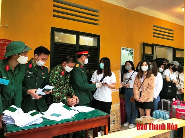 Trao giấy chứng nhận công dân hoàn thành thời gian cách ly phòng chống dịch COVID-19