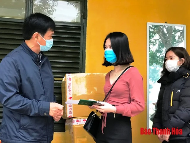 Trao giấy chứng nhận công dân hoàn thành thời gian cách ly phòng chống dịch COVID-19
