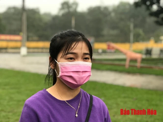 Trao giấy chứng nhận công dân hoàn thành thời gian cách ly phòng chống dịch COVID-19