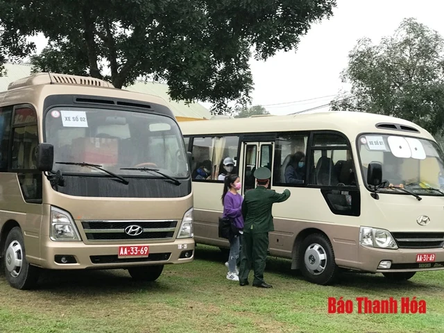 Trao giấy chứng nhận công dân hoàn thành thời gian cách ly phòng chống dịch COVID-19