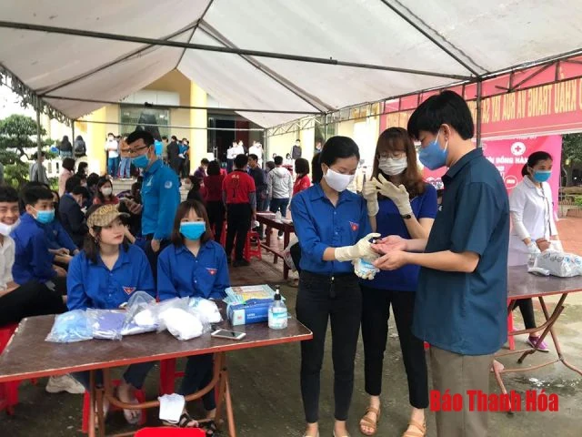 Hiến máu tình nguyện và tuyên truyền phòng chống dịch COVID-19
