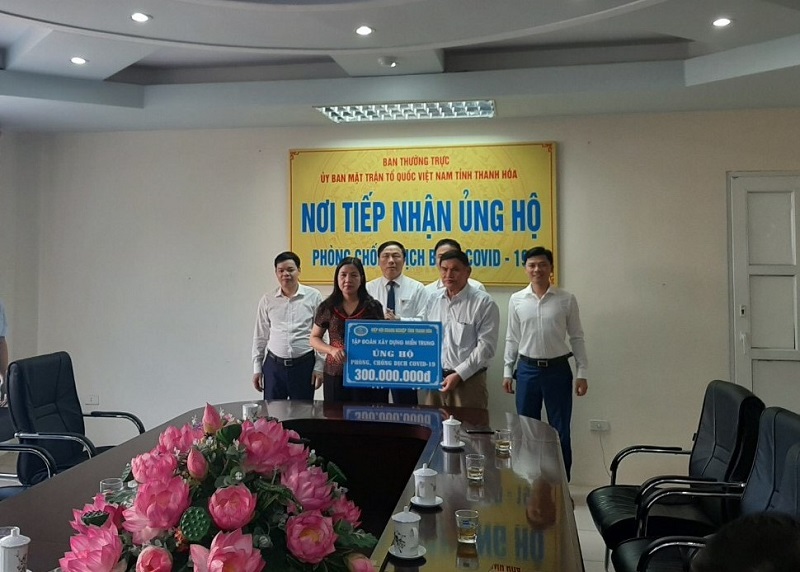 Ban Thường trực Ủy ban MTTQ tỉnh tiếp nhận ủng hộ phòng chống dịch bệnh COVID - 19