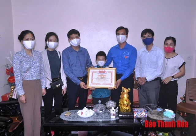 Trao giấy khen cho một hành động đẹp