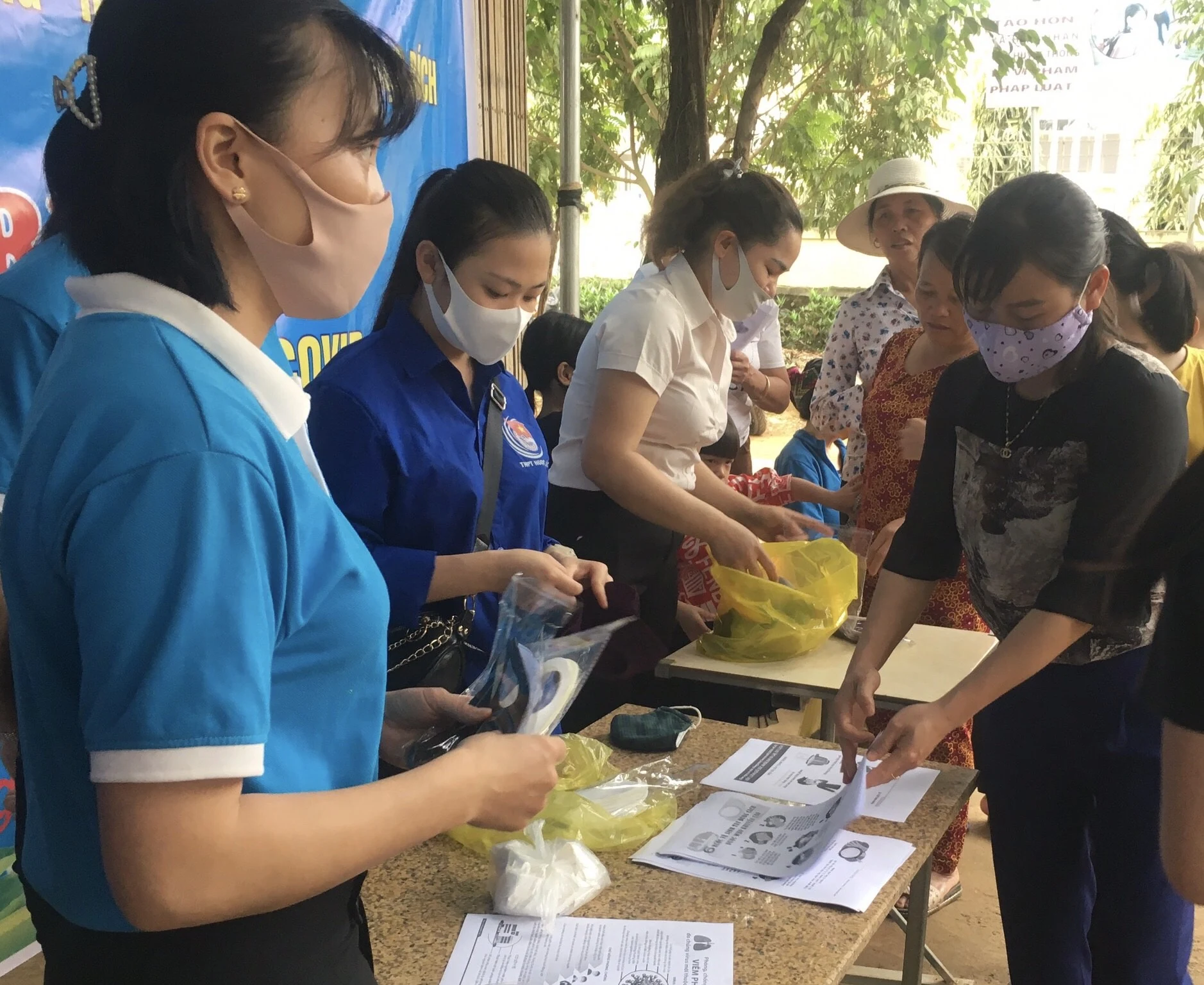 Phụ nữ huyện Ngọc Lặc tích cực phòng chống COVID-19