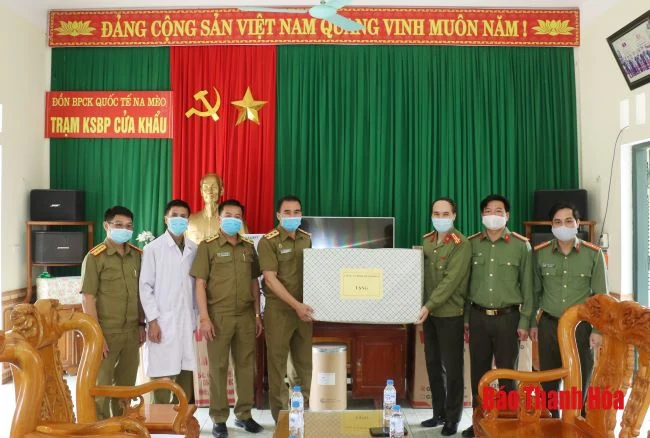 Công an Thanh Hoá tặng vật tư y tế hỗ trợ Công an Hủa Phăn (Lào)