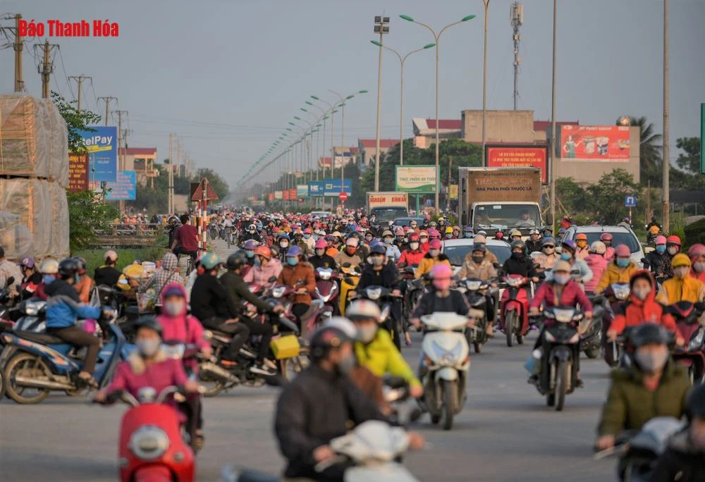 TP Thanh Hóa: Công nhân chen chân giờ tan ca trong những ngày cách ly xã hội
