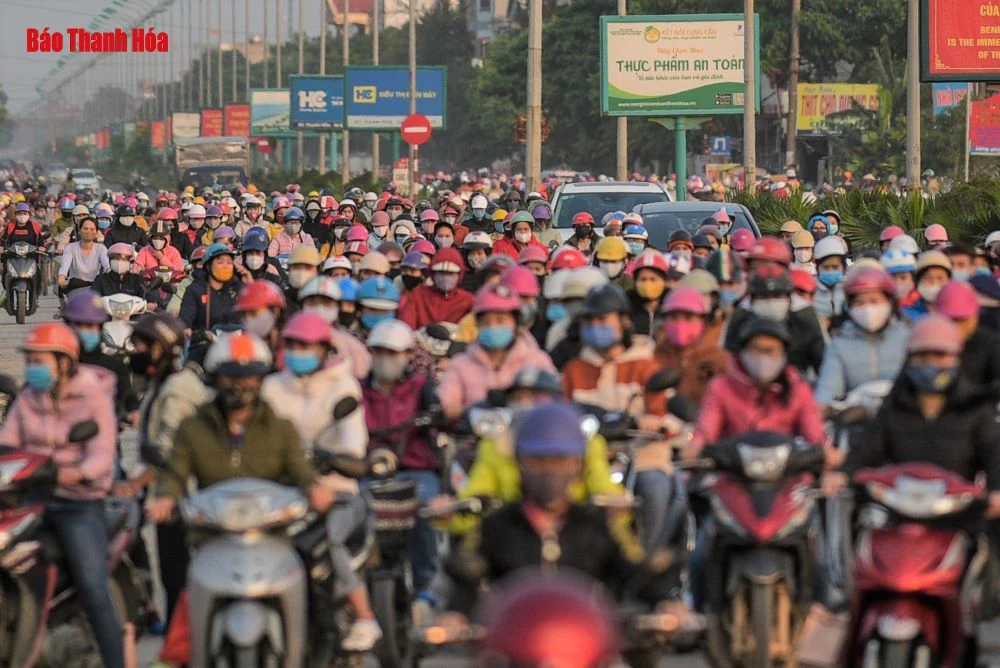 TP Thanh Hóa: Công nhân chen chân giờ tan ca trong những ngày cách ly xã hội