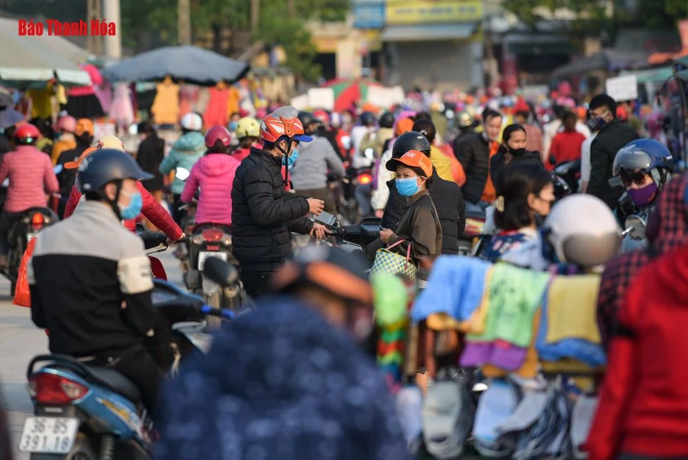 TP Thanh Hóa: Công nhân chen chân giờ tan ca trong những ngày cách ly xã hội