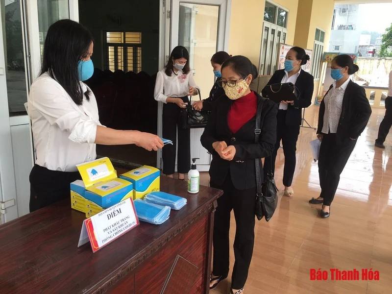 Hội LHPN huyện Vĩnh Lộc trao tặng 150 suất quà cho các hộ nghèo, có hoàn cảnh khó khăn