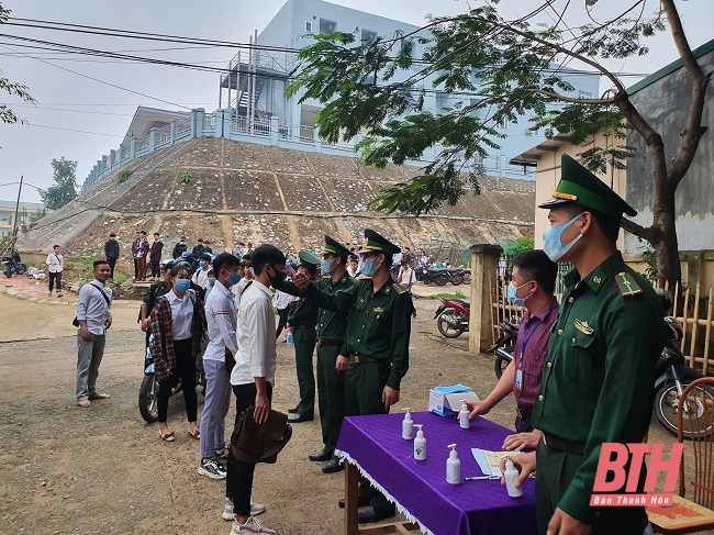 Đồn Biên phòng cửa khẩu Tén Tằn kiểm tra thân nhiệt, cấp phát khẩu trang cho học sinh