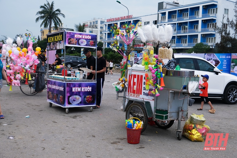 Nhiều rác thải ở khu vực biển Hải Tiến