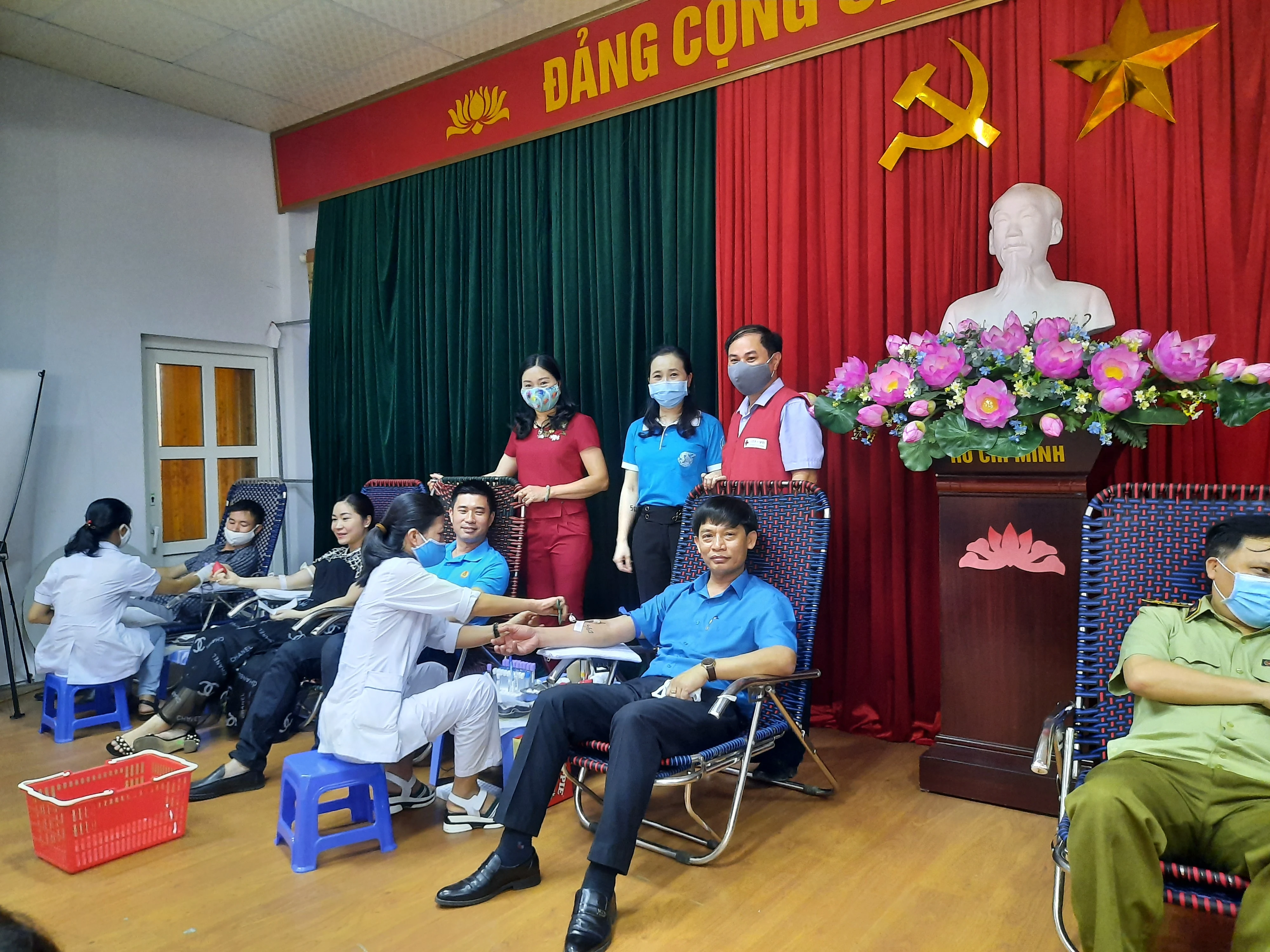 Cơ quan Ủy ban MTTQ, Cục Quản lý thị trường tỉnh hiến máu tình nguyện