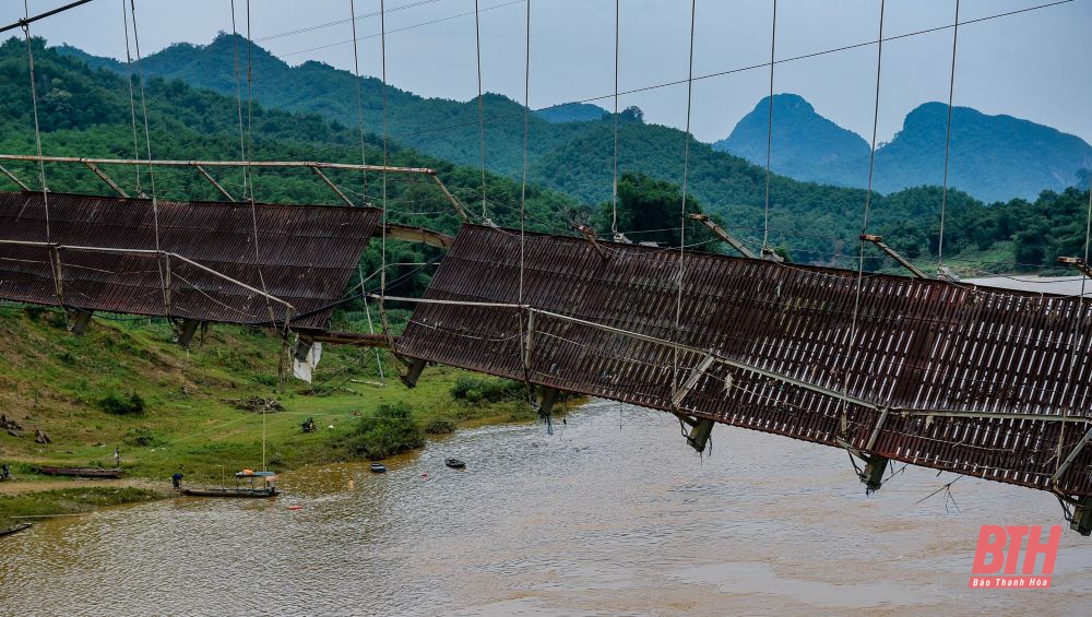 Hai năm chưa sửa được cầu, dân bản nghèo lo lắng trước mùa mưa bão