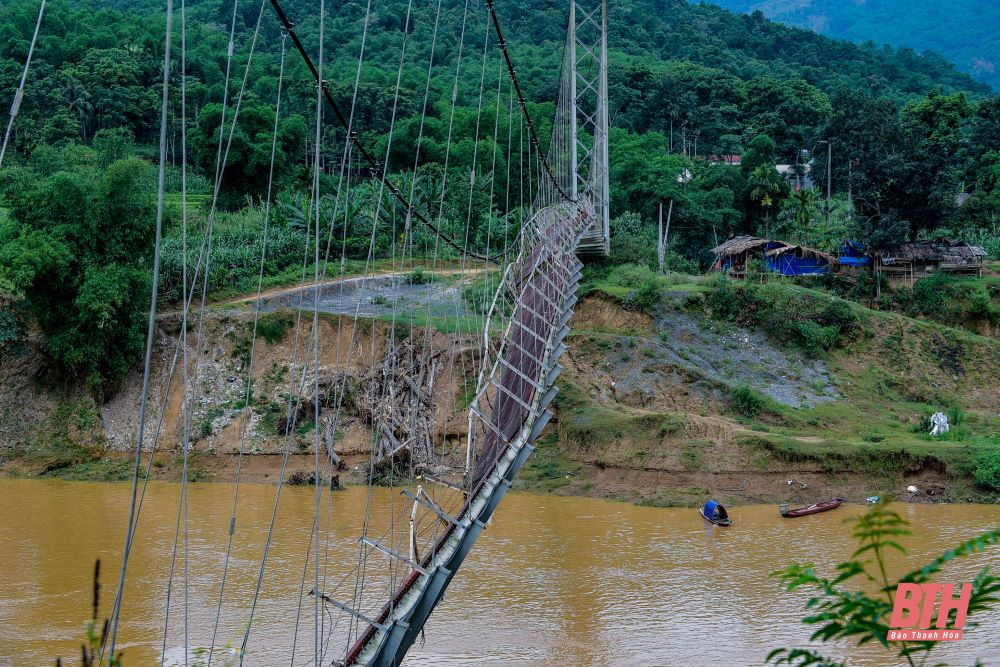 Hai năm chưa sửa được cầu, dân bản nghèo lo lắng trước mùa mưa bão