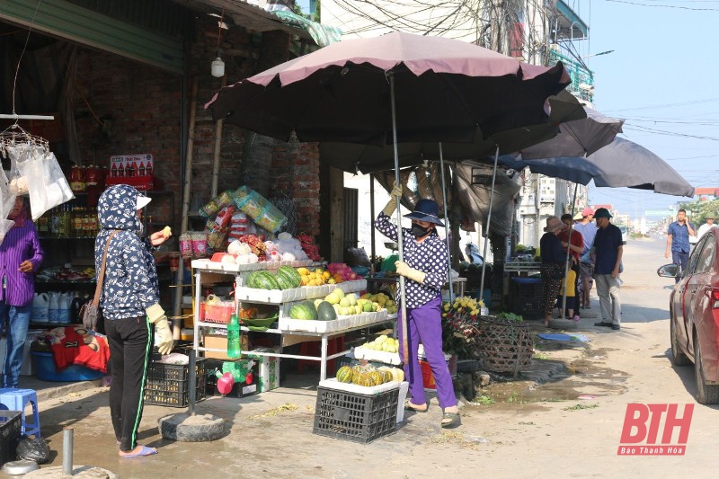 Công an huyện Hoằng Hóa ra quân chấn chỉnh tình trạng họp chợ trái phép tại ngã năm xã Hoằng Ngọc