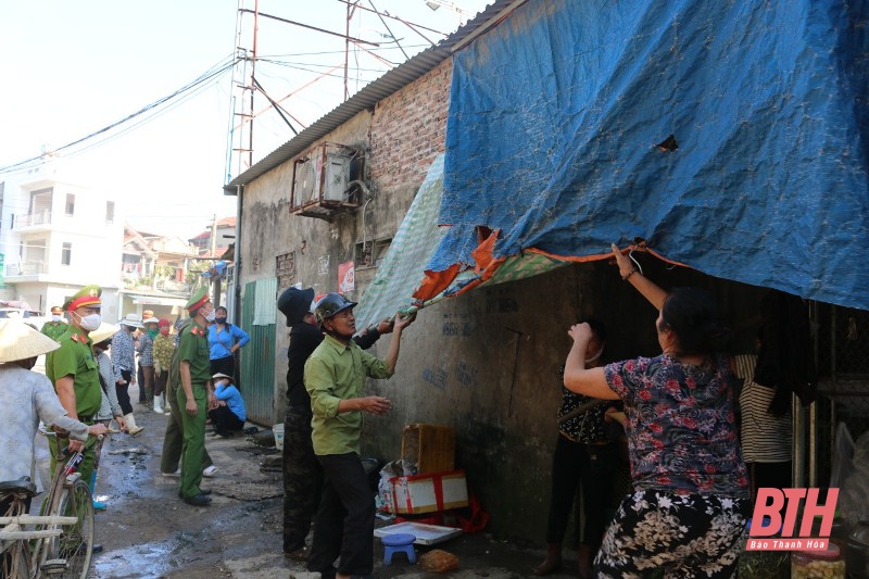 Công an huyện Hoằng Hóa ra quân chấn chỉnh tình trạng họp chợ trái phép tại ngã năm xã Hoằng Ngọc