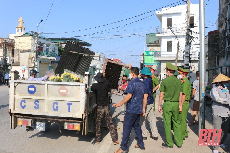 Công an huyện Hoằng Hóa ra quân chấn chỉnh tình trạng họp chợ trái phép tại ngã năm xã Hoằng Ngọc