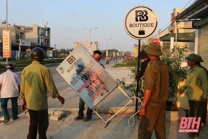 Công an huyện Hoằng Hóa ra quân chấn chỉnh tình trạng họp chợ trái phép tại ngã năm xã Hoằng Ngọc