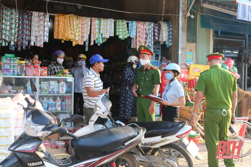 Công an huyện Hoằng Hóa ra quân chấn chỉnh tình trạng họp chợ trái phép tại ngã năm xã Hoằng Ngọc