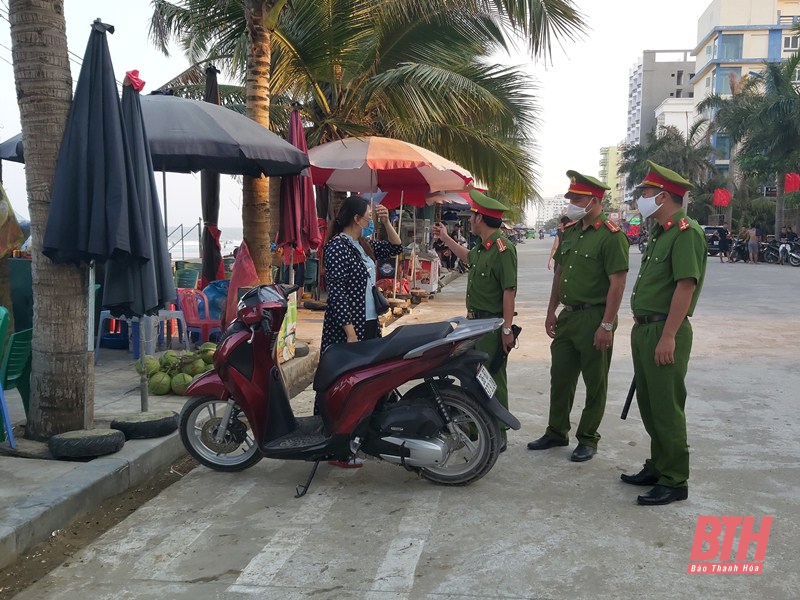 Công an huyện Hoằng Hóa ra quân chấn chỉnh tình trạng họp chợ trái phép tại ngã năm xã Hoằng Ngọc