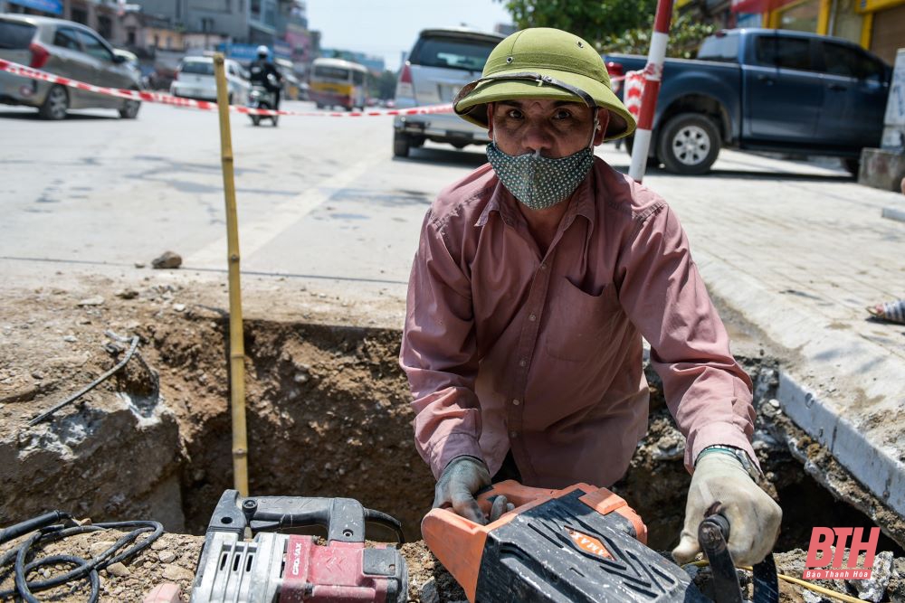 TP Thanh Hóa: Người lao động vất vả mưu sinh dưới trời nắng nóng