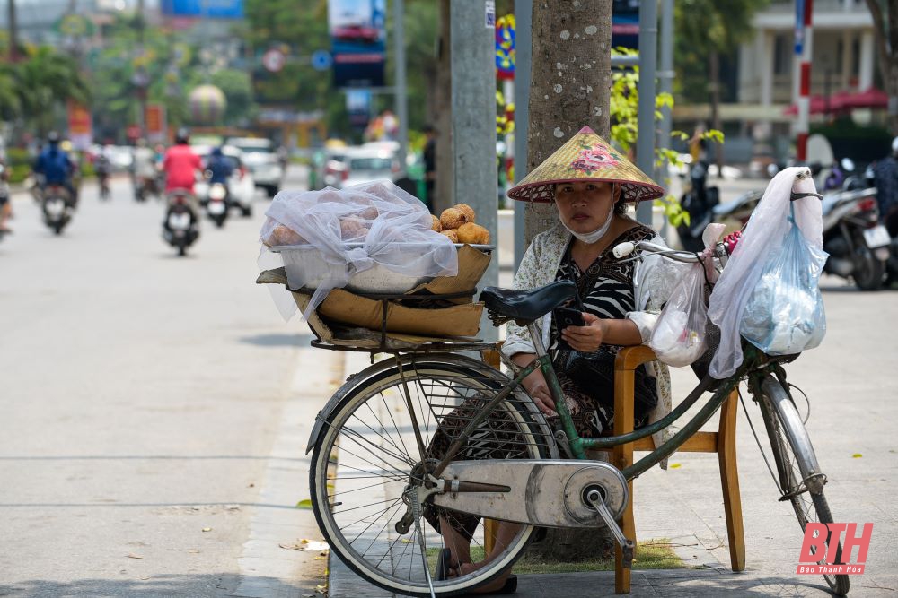 TP Thanh Hóa: Người lao động vất vả mưu sinh dưới trời nắng nóng