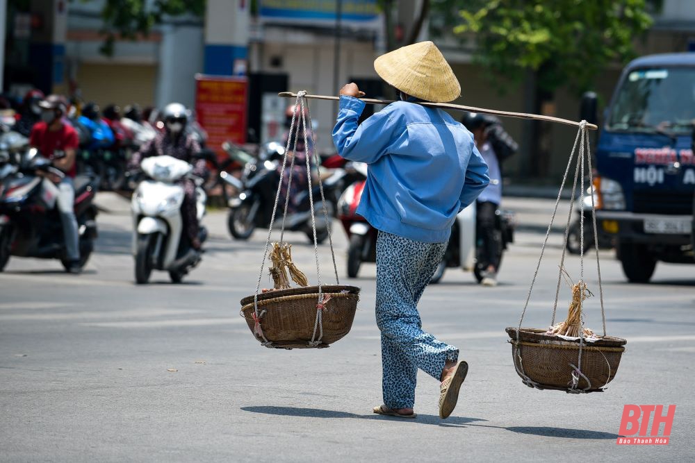 TP Thanh Hóa: Người lao động vất vả mưu sinh dưới trời nắng nóng