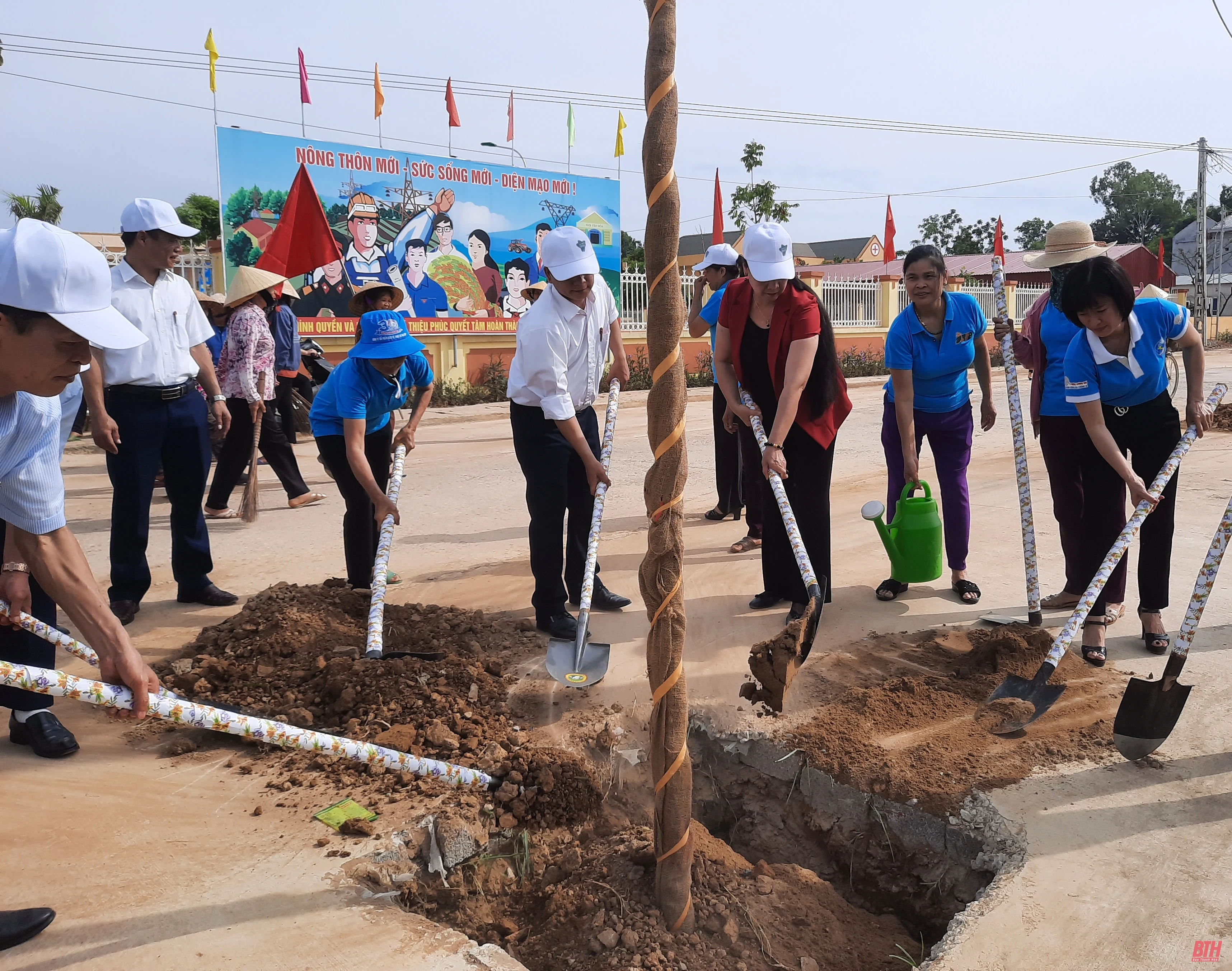 Hội LHPN Thanh Hóa ra quân hưởng ứng Ngày môi trường thế giới