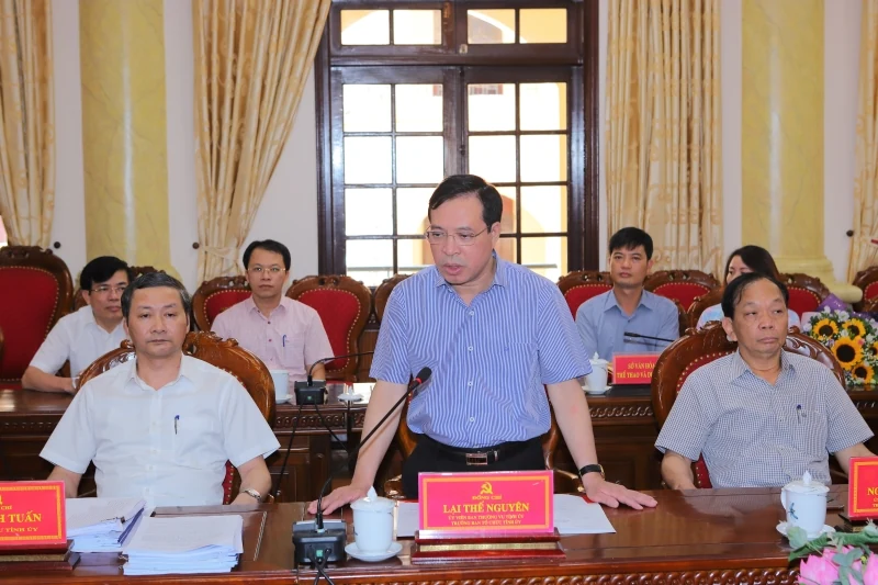Trao Huy hiệu 45 năm tuổi Đảng cho đồng chí Phạm Văn Tích, nguyên Bí thư Tỉnh ủy Thanh Hóa