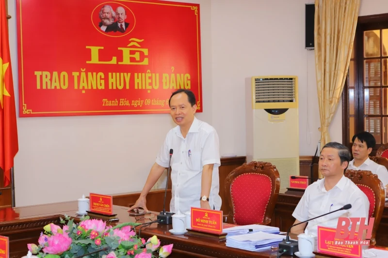 Trao Huy hiệu 45 năm tuổi Đảng cho đồng chí Phạm Văn Tích, nguyên Bí thư Tỉnh ủy Thanh Hóa