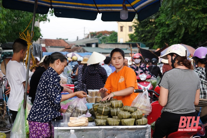 Người dân TP Thanh Hóa mua sắm thực phẩm ngày Tết Đoan Ngọ