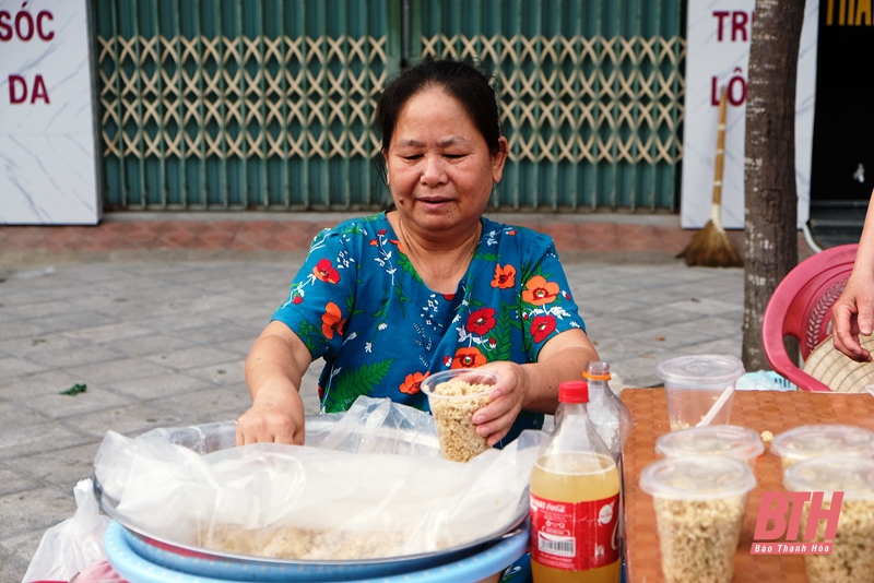 Người dân TP Thanh Hóa mua sắm thực phẩm ngày Tết Đoan Ngọ