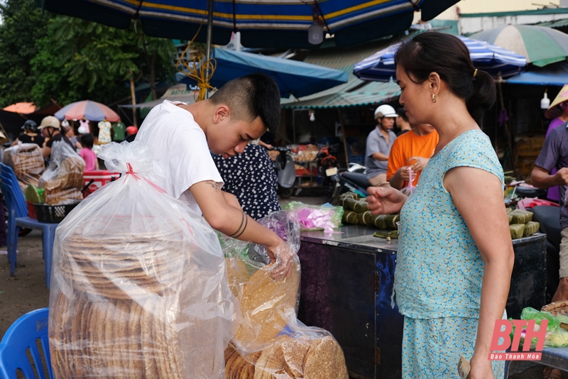 Người dân TP Thanh Hóa mua sắm thực phẩm ngày Tết Đoan Ngọ