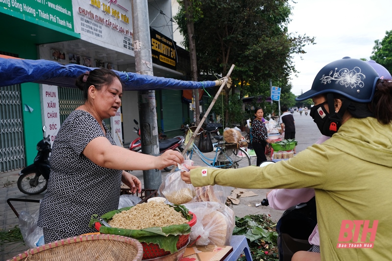 Người dân TP Thanh Hóa mua sắm thực phẩm ngày Tết Đoan Ngọ