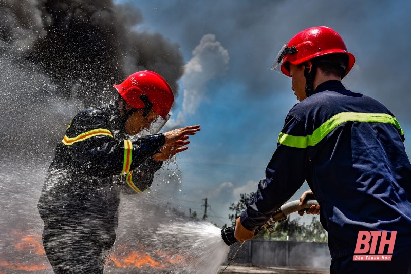 Cảnh sát PCCC căng mình chiến đấu với “giặc lửa” giữa nắng nóng đỉnh điểm