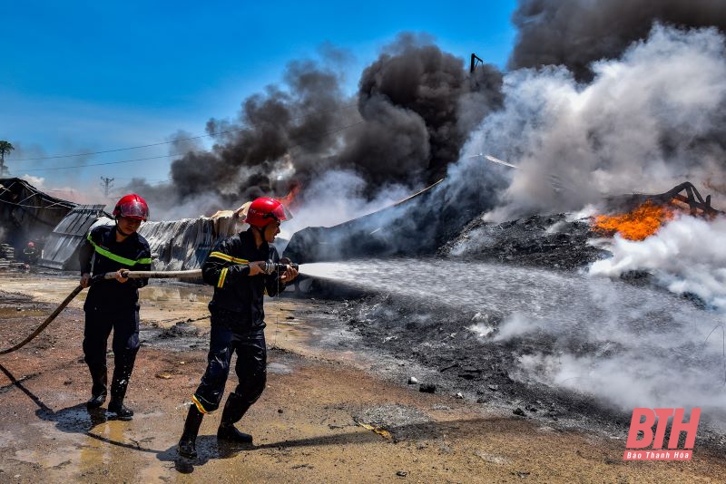 Cảnh sát PCCC căng mình chiến đấu với “giặc lửa” giữa nắng nóng đỉnh điểm