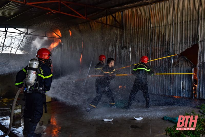 Cảnh sát PCCC căng mình chiến đấu với “giặc lửa” giữa nắng nóng đỉnh điểm