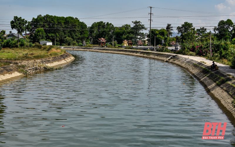 1 ngày “tuần kênh” cùng công nhân thủy nông