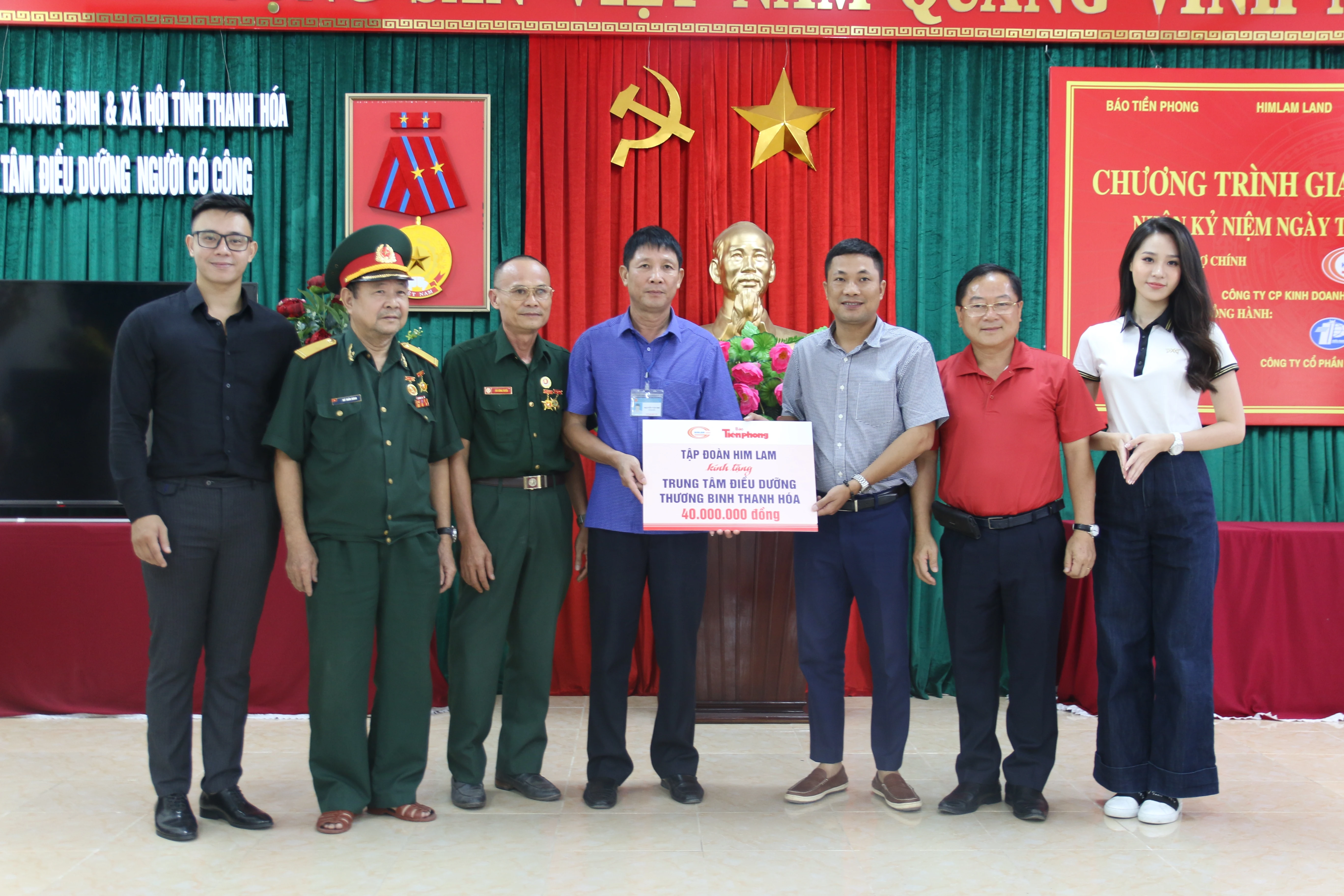 Báo Tiền phong và các nhà tài trợ tặng quà cho cựu TNXP và các thương bệnh binh
