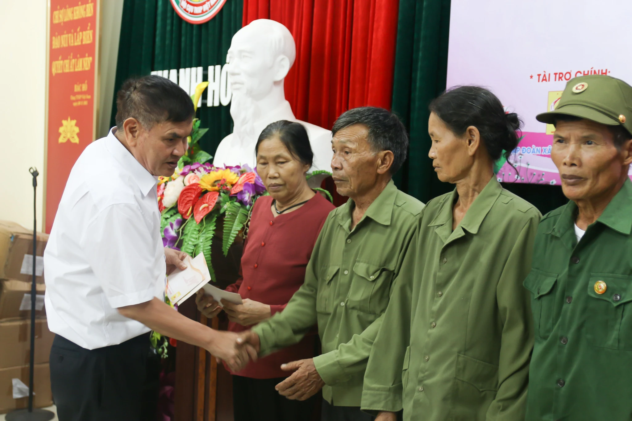 Báo Tiền phong và các nhà tài trợ tặng quà cho cựu TNXP và các thương bệnh binh
