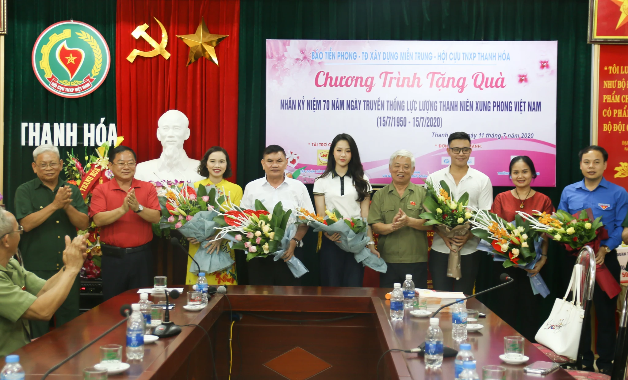 Báo Tiền phong và các nhà tài trợ tặng quà cho cựu TNXP và các thương bệnh binh