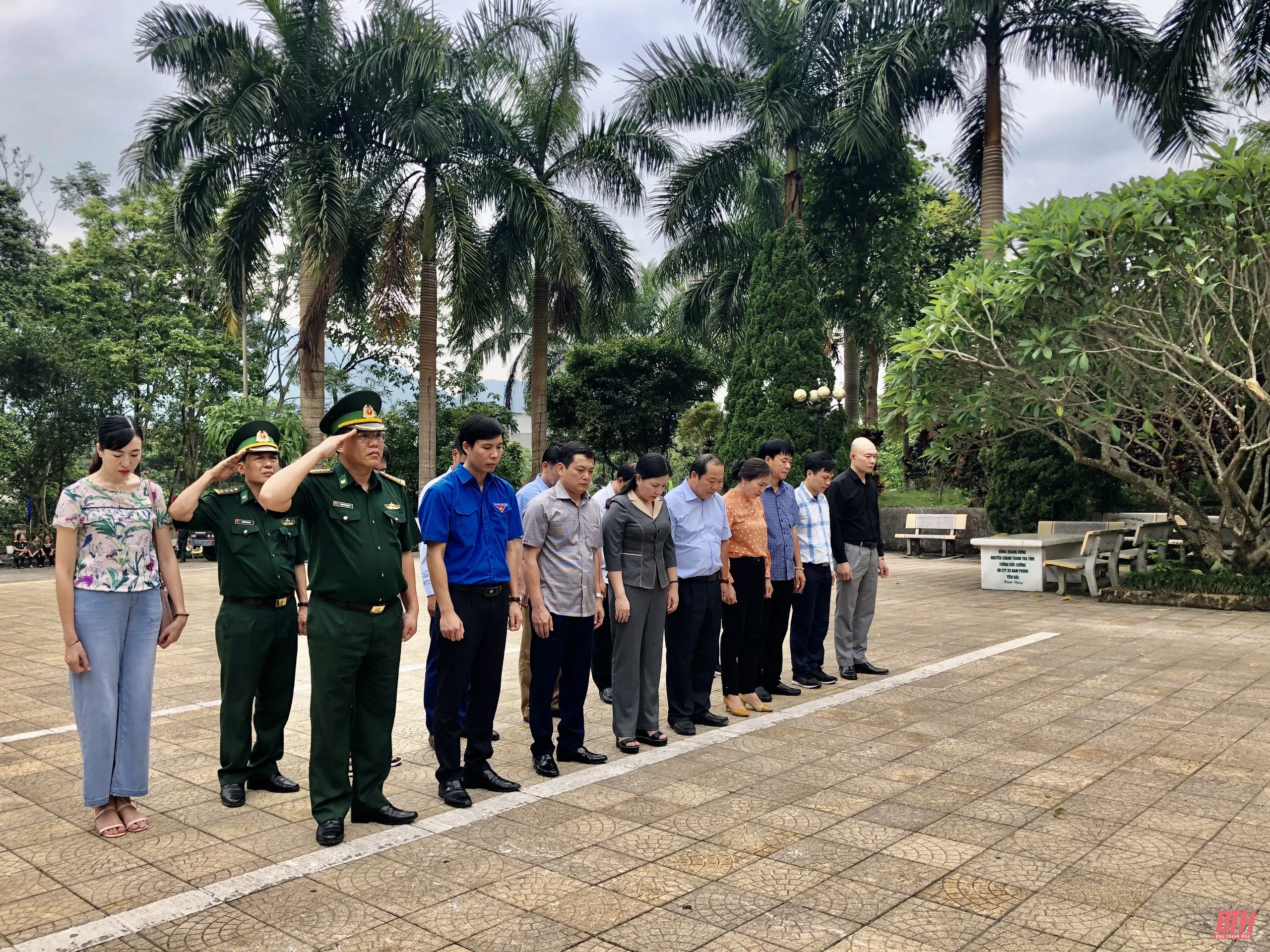 Đoàn đại biểu tỉnh Thanh Hóa viếng nghĩa trang liệt sĩ tại tỉnh Hà Giang
