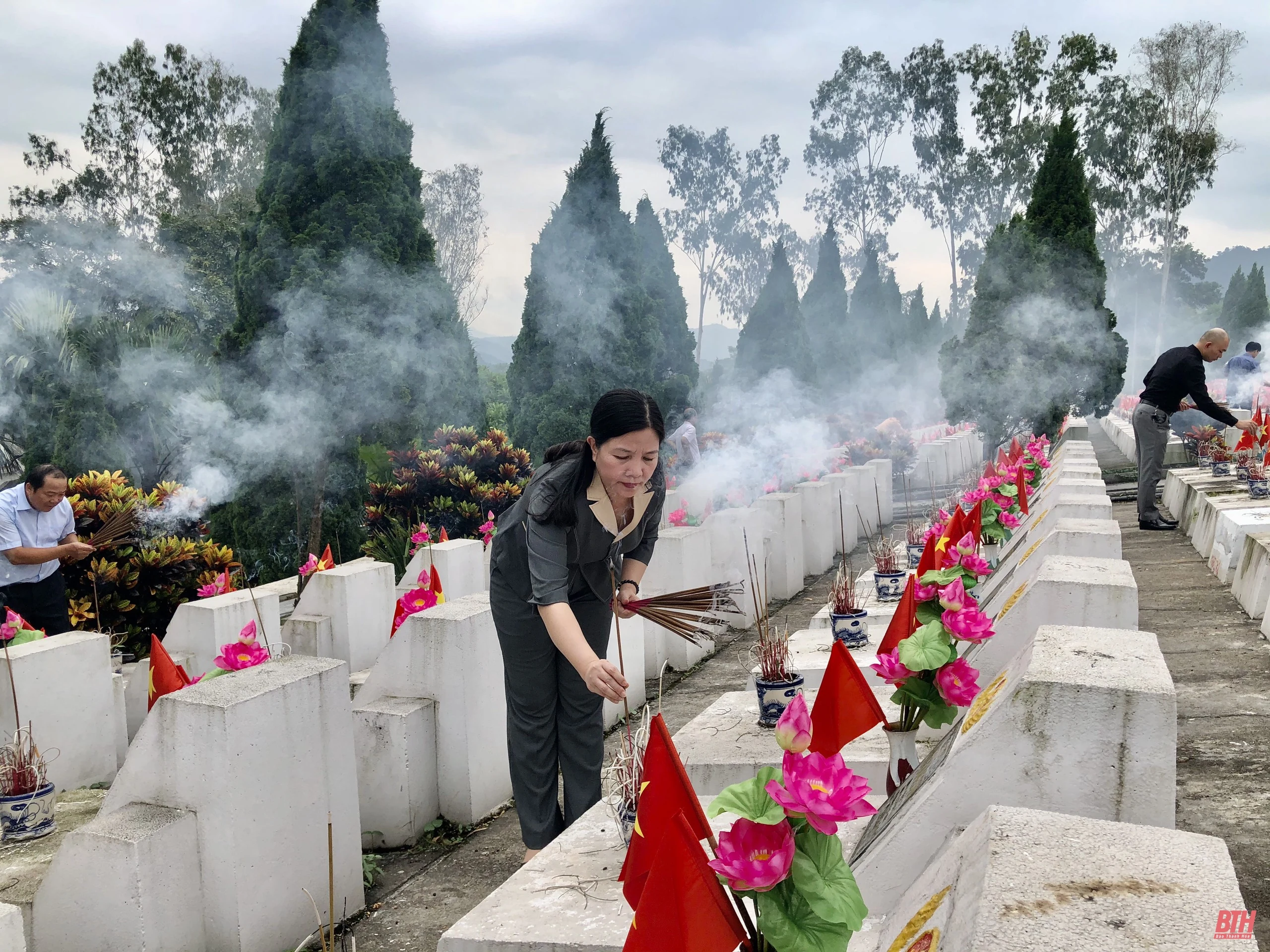 Đoàn đại biểu tỉnh Thanh Hóa viếng nghĩa trang liệt sĩ tại tỉnh Hà Giang